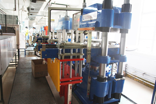 成型機(jī)臺(tái).jpg 成型機(jī)臺(tái).jpg