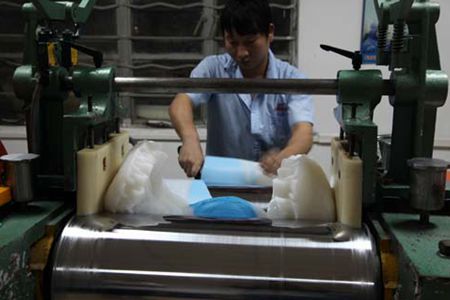 硅膠煉膠機(jī)工作情景 硅膠煉膠機(jī)工作情景